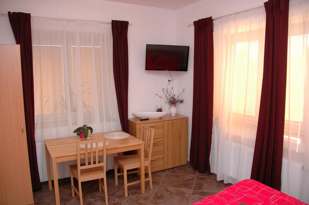 Penzion V Roklich & Apartmens V Roklich Říčany Екстериор снимка